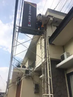 Proses Menaikkan dan Pemasangan pada pangkon Neon Box Seven Dream