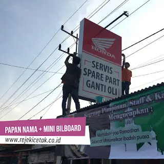 proses pemasangan neon box bengkel motor