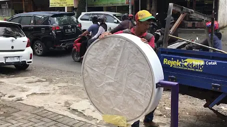 pemasangan neon box skincare inspirasi anak muda jaman sekarang