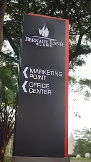 Tampilan Pylon Sign Bernady Land Disiang Hari