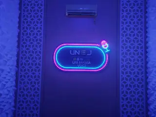 papan nama papan neon flex studio podcast glow in the dark