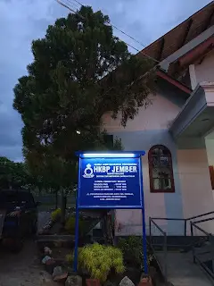 Plang gereja bahan kayu Papan nama gereja elegan Jasa desain papan gereja akrilik Pembuatan plang gereja murah di Jember Papan nama gereja unik dan modern
