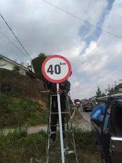pemasangan plang jalan