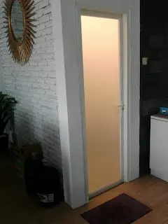 Sunblast Stiker Kaca Buram di Kamar Mandi