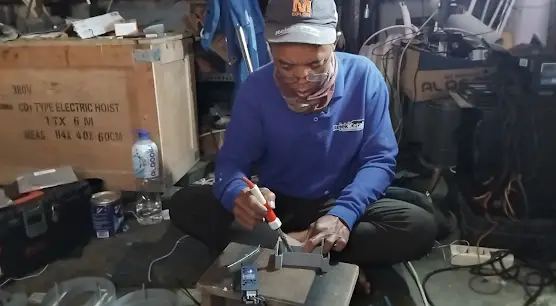 proses pemasangan led letter timbul