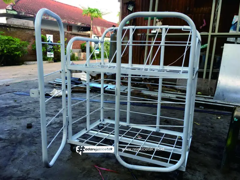 Meningkatkan Kapasitas: Rejeki Cetak Sukses Menyelesaikan Fabrikasi 35 Unit Display Ritel untuk Indomaret