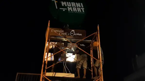 Dari Kegelapan ke Kemegahan: Epik Neon Box Raksasa Murni Mart Bondowoso