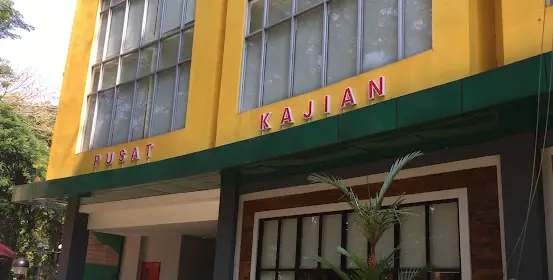 Huruf Timbul Akrilik Pusat Kajian LP2M UNEJ ketika siang