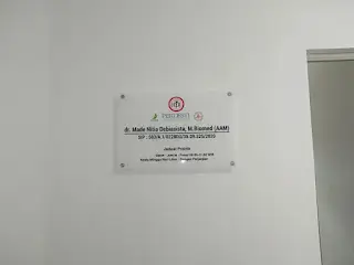 akrilik papan nama dokter praktek