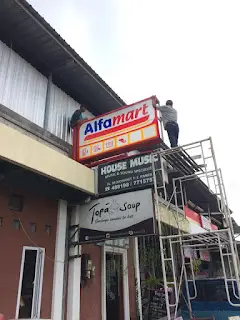 Finishing Neon Box Alfamart Jember oleh Tim Rejeki Cetak