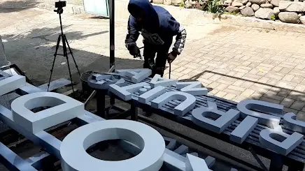 proses pengecatan huruf timbul auditorium situbondo proses pengecatan huruf timbul auditorium situbondo