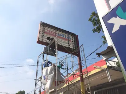 proses pembongkaran neon box lama alfamart