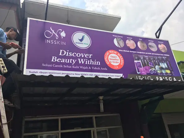 Mau Bikin Papan Nama Keren Kayak Gini? Bikin Aja di Rejeki Cetak! 🎨✨