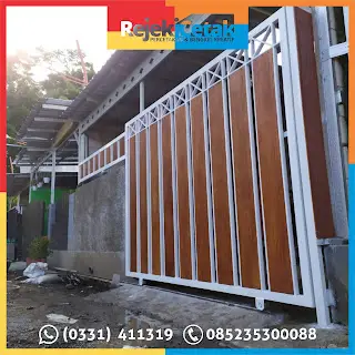 Pagar minimalis yang di kombinasi dengan aksen kayu