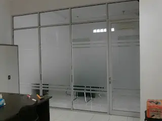 Pemasangan stiker buram di Kaca Kantor