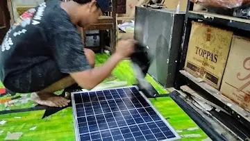 pembersihan sel surya jember