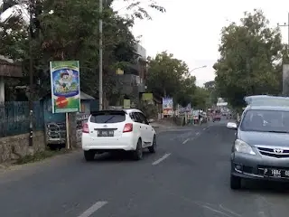 dokumentasi pemasangan banner di pinggir jalan