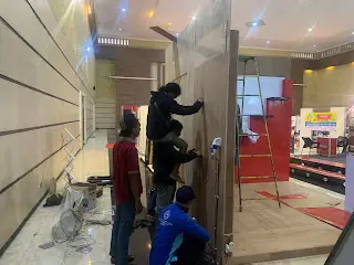 proses pemasangan background booth exibition proses pemasangan background booth exibition