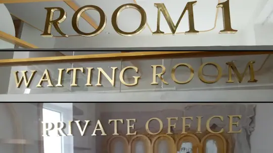 Jasa Huruf Timbul Warna Emas Indoor oleh Rejeki Cetak: Branding Auto Classy Kayak di Hotel Bintang 5!