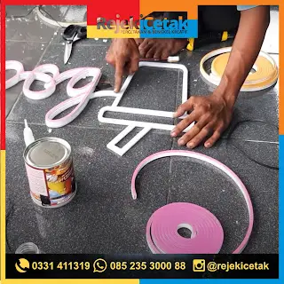Proses Pembuatan Neon Flex Proses Pembuatan Neon Flex