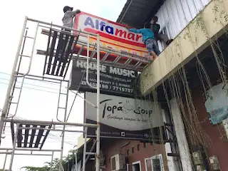 Proses Pemasangan Cover Baru Neon Box Alfamart