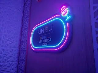 Universitas Jember(UNEJ) Bekerja Sama dengan UMKM Setempat untuk Membuat Papan Nama studio Podcast