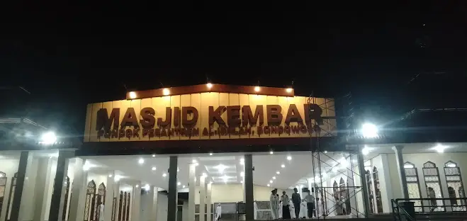 Kisah di Balik Pemasangan Huruf Timbul di Masjid Kembar Ponpes Al-Ishlah Bondowoso