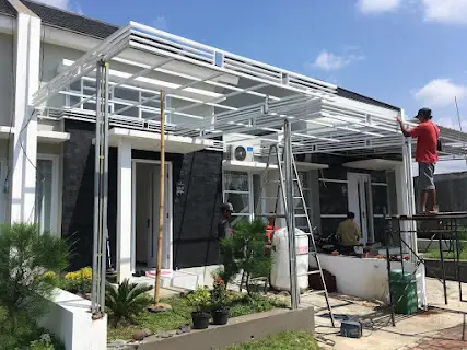 proses pemasangan rangka kanopi pada rumah