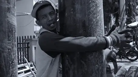 menggunakan crange karena material sangat berat