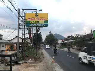 proses pemasangan neon box klinik pratama jenggawah jember