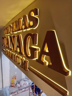 Toko Emas Dua Naga & Keunggulan Huruf Timbul Premium: Mengubah Renovasi Jadi Daya Tarik Pelanggan