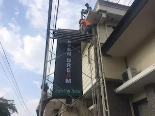 Proses Menaikkan Neon Box Seven Dream