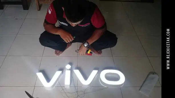 Huruf Timbul Akrilik Bercahaya: Panduan Lengkap untuk Signage Modern