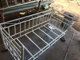 Dipan Bersantai model minimalis, bahan dari besi dijamin awet.