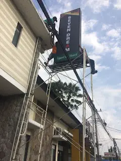 Penyesuaian dan penguncian posisi Neon Box Seven Dream