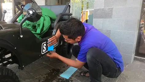 pemasangan stiker pada kendaraan
