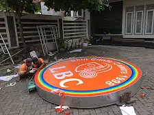 neon box raksasa lbc