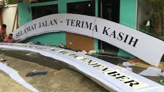 proses pemasangan stiker papan nama bertuliskan selamat datang antar kota proses pemasangan stiker papan nama bertuliskan selamat datang antar kota