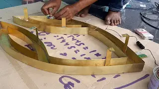 proses pemasangan LED dan QC letter timbul rich village