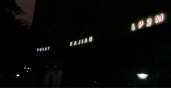 Portofolio Pemasangan Huruf Timbul LP2M UNEJ: Akrilik Merah Putih yang Menyala Otomatis