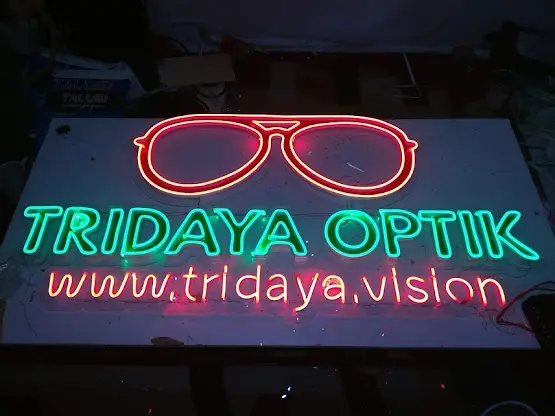 Partner Toko Optik Jember: Rejeki Cetak Penyedia Brosur, Neon Flex, Neon Box & Solusi Branding Terpercaya