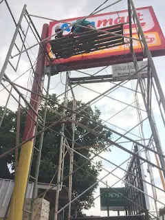 proses pemasangan neon box alfamart dan pemeriksaan kabel